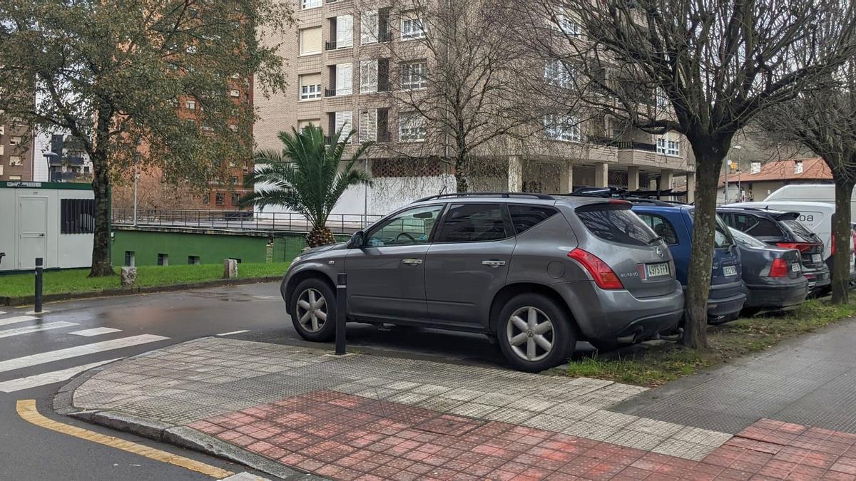 Parking de vehículos cercano a Muguru.