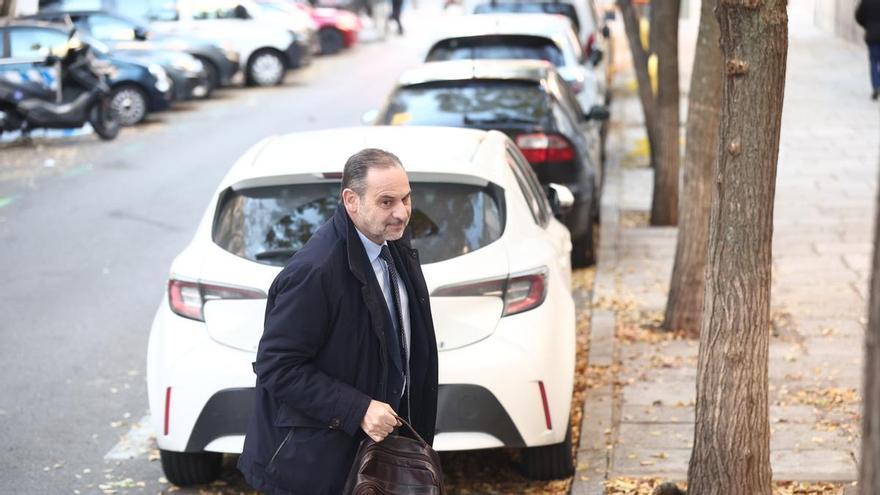 Ábalos pide su puesta en libertad y acusa al juez de un &quot;uso irrazonable del derecho&quot; por mandarle a la cárcel