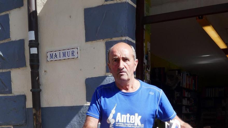Joxerra Intxausti, el librero que
lanzará el  cohete de Leitza