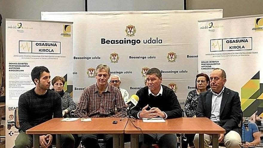 Xabat Ibarguren, Justo Mugika, Aitor Aldasoro, Tomas Plazaola eta herriko elkarteetako eragileak, atzo goizean egindako agerraldian.