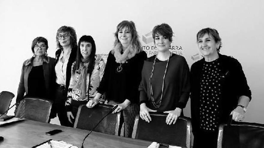 Tere Sáez (Podemos-Ahal dugu), Virginia Aleman (Geroa Bai), Mertxe Leránoz (INAI), la consejera Ana Ollo, Bakartxo Ruiz (EH Bildu) y Marisa de Simón (Izquierda-Ezkerra).