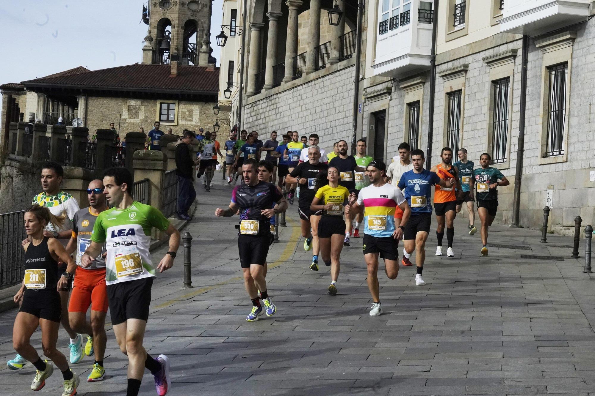 En imágenes: Miles de personas conquistan la Almendra de Gasteiz