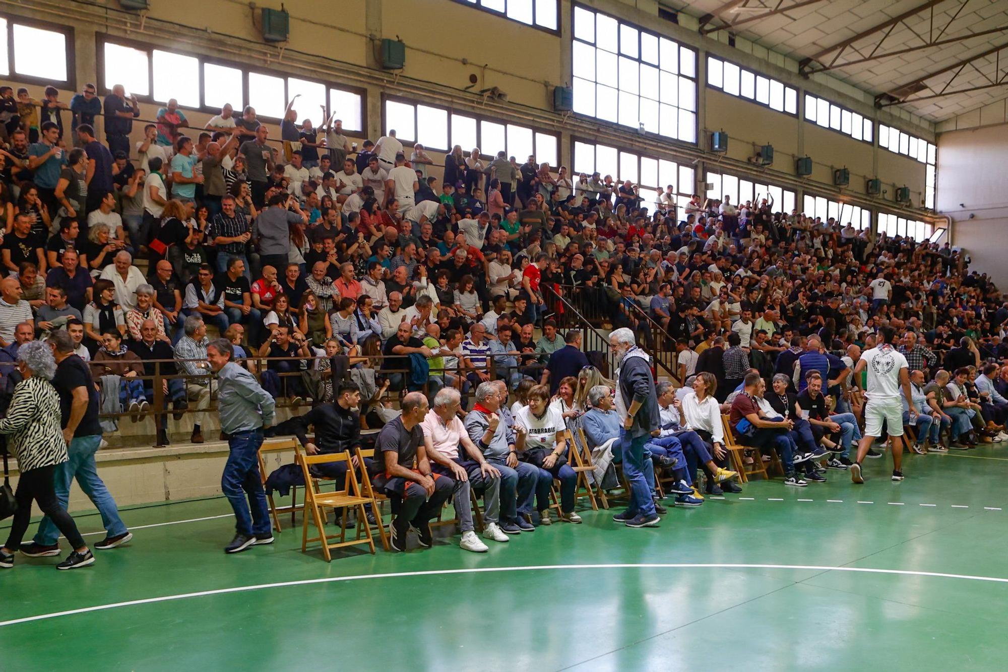 Erik Jaka vence a Peio Etxeberria en Atarrabia en los cuartos de final del Cuatro y Medio.