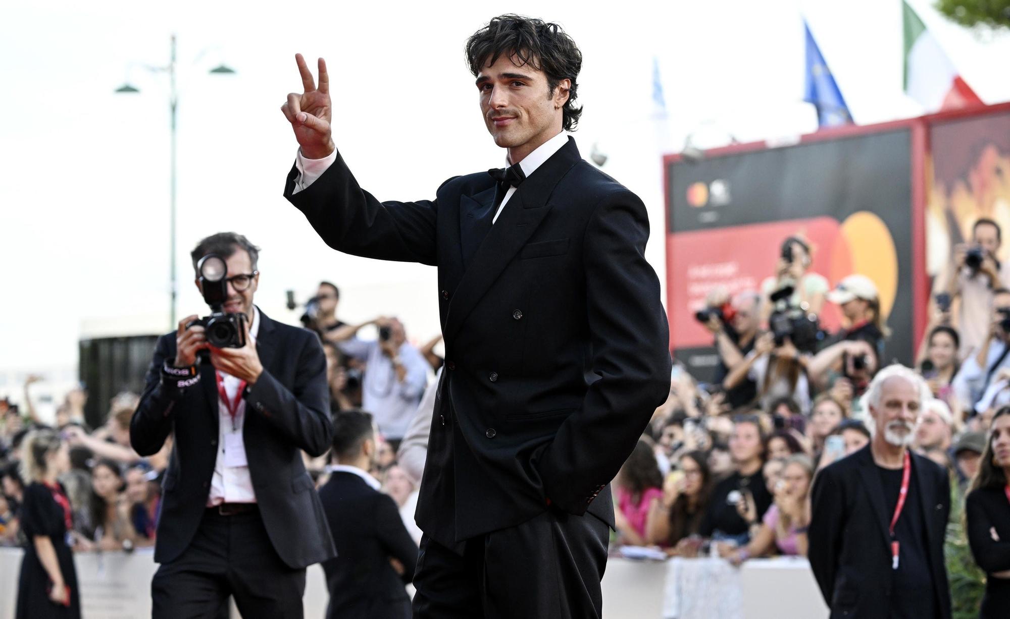 En fotos: el paseo triunfal de Jacob Elordi por la alfombra roja de Venecia