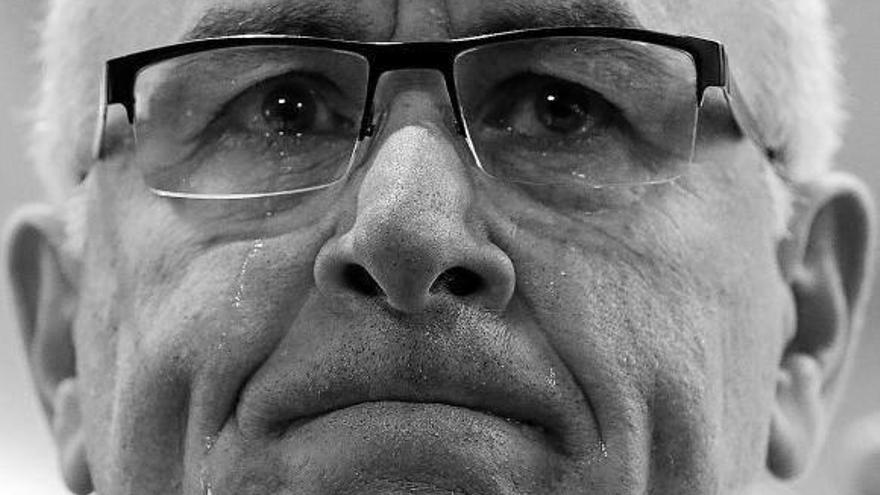 Cayo Lara, emocionado tras hacer pública su decisión de no presentarse como candidato.