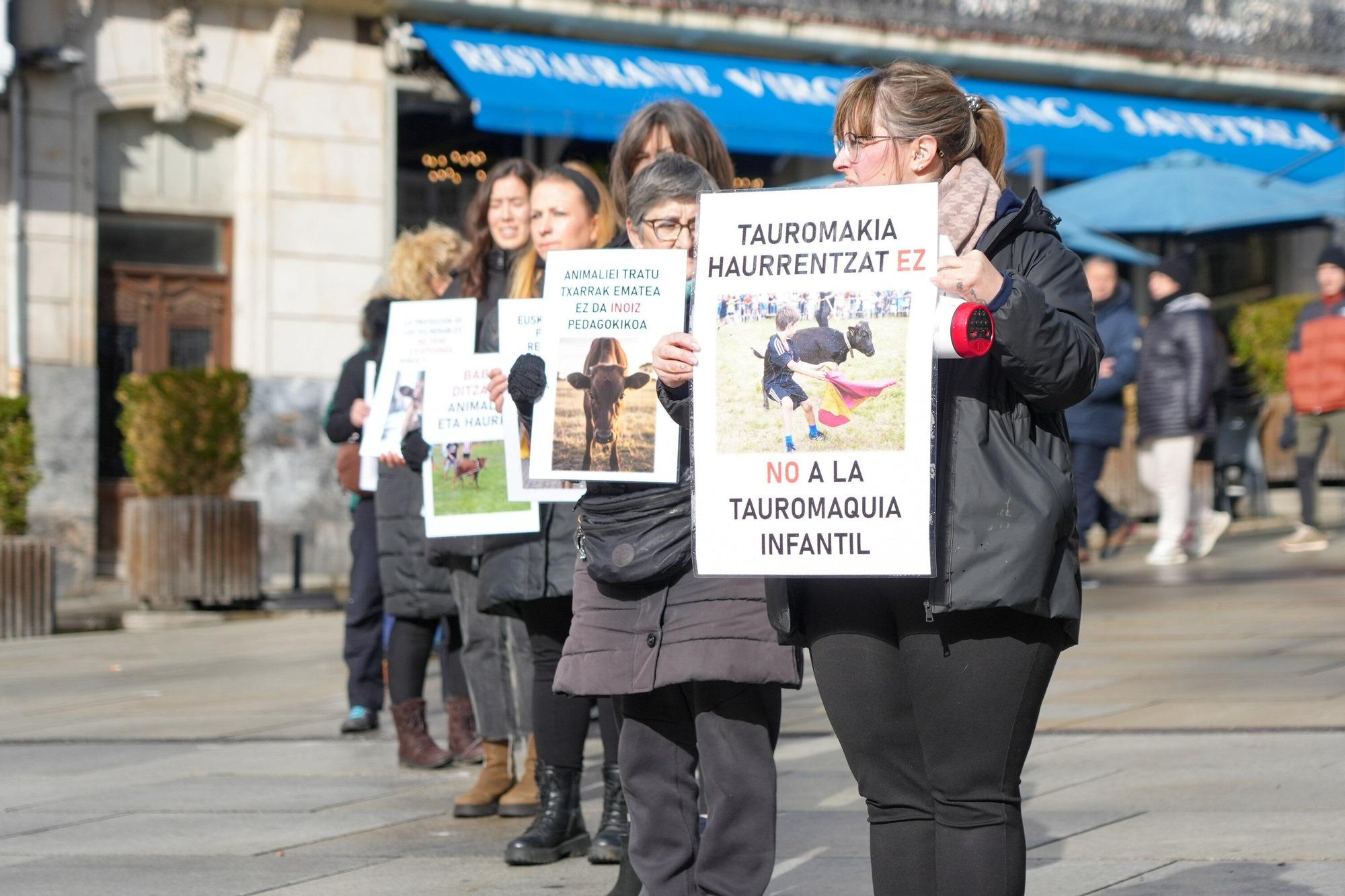 En imágenes: Concentración en contra de la Ley Taurina