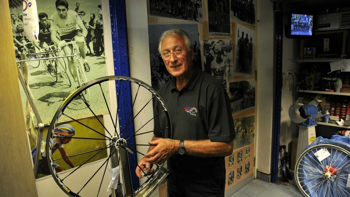 Luis Zubero posa en su negocio de bicicletas delante de una foto en la que persigue a Merckx. Luis Zubero posa en su negocio de bicicletas delante de una foto en la que persigue a Merckx.