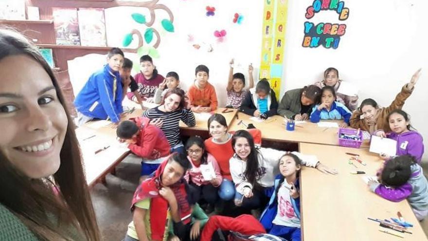 Imagen de archivo de una cooperante vasca en un colegio de Perú.