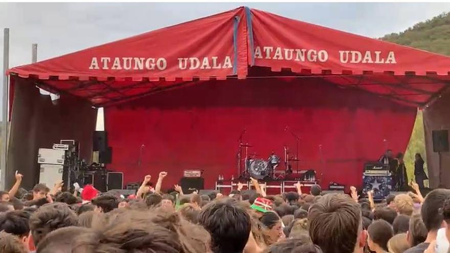 Cántico rojillo en el concierto de Nafarroa 1512 para animar al público