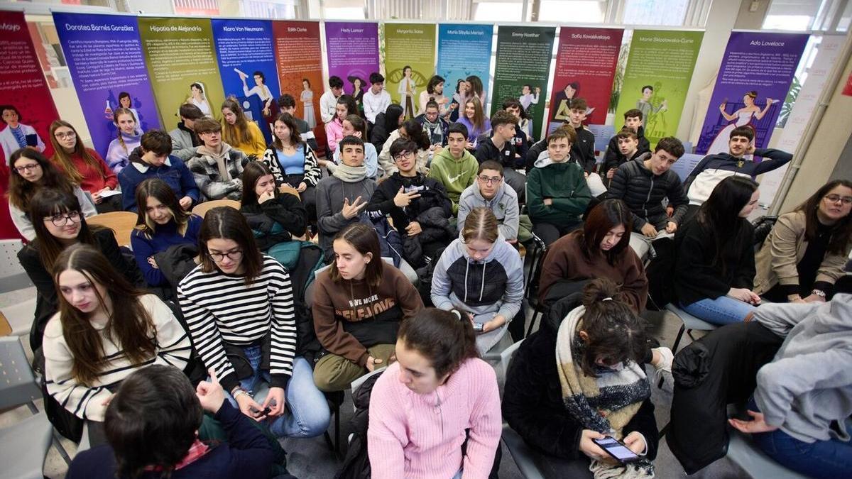 Estudiantes de los institutos IES Plaza de la Cruz y del IES Valle del Ebro