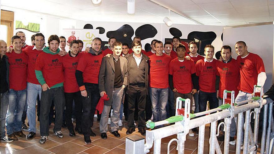 La plantilla de Osasuna visita las nuevas instalaciones de la firma Lacturale en Etxeberri.