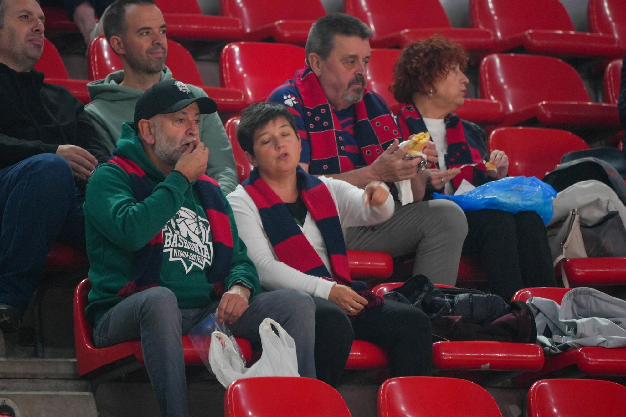 En imágenes: Ambientazo en el Baskonia-Panathinaikos (¡Búscate en las fotos!)