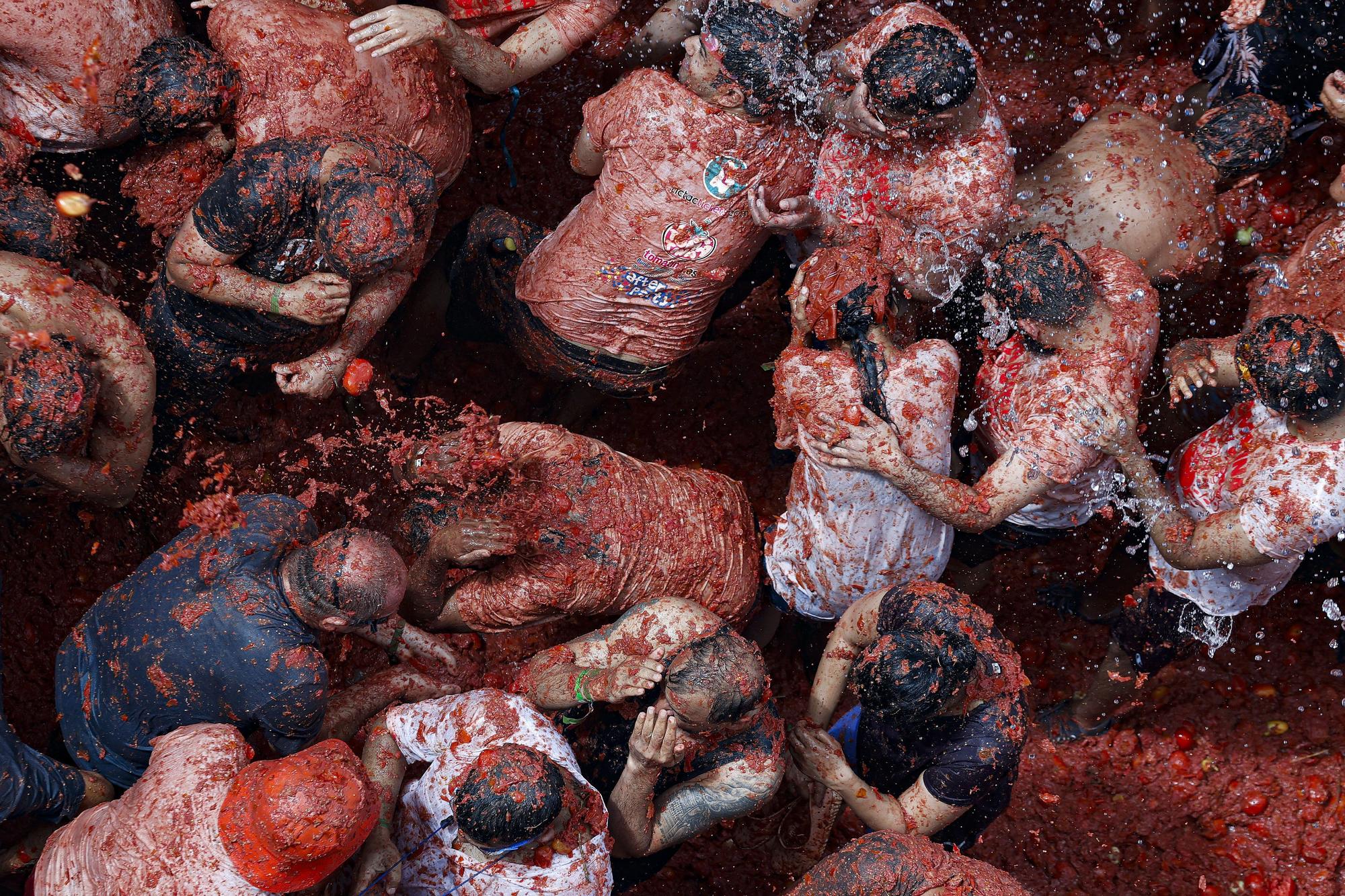 La Tomatina vuelve a teñir de rojo las calles de Buñol
