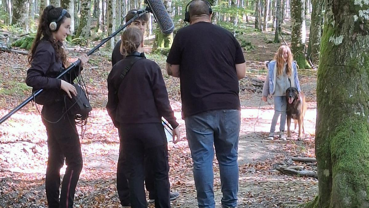 Gudari con Nahia, la niña protagonista, durante el rodaje. Gudari con Nahia, la niña protagonista, durante el rodaje.