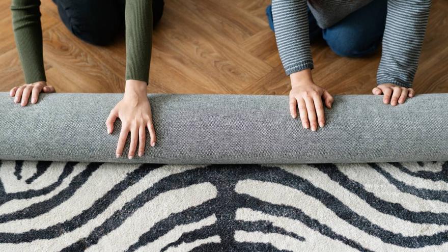 ¿Cada cuánto tiempo y cómo se debe limpiar la alfombra?