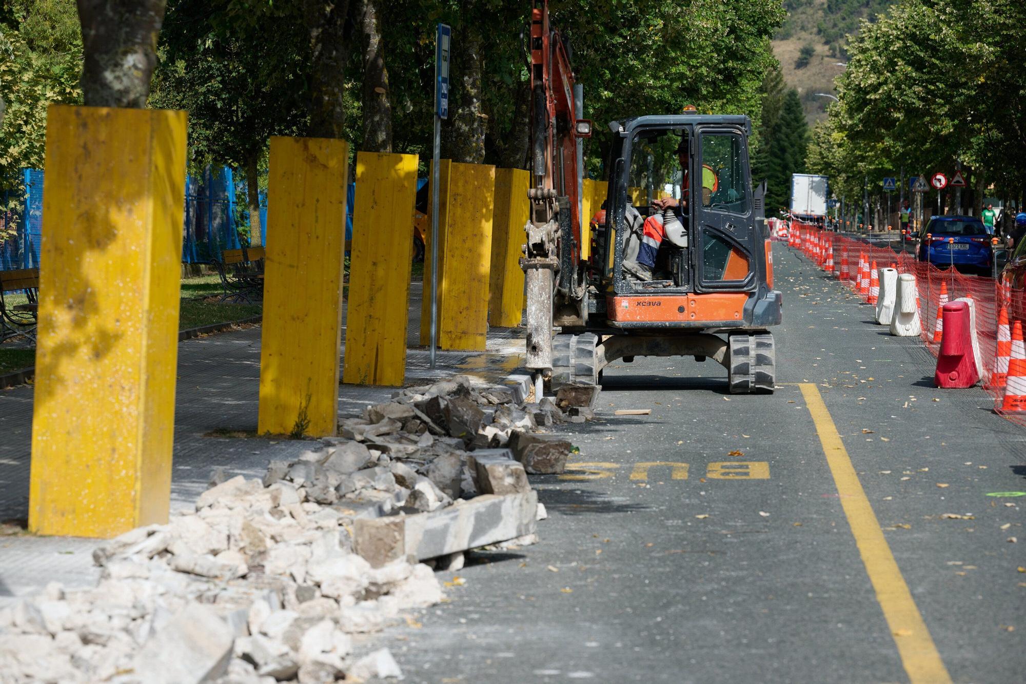 Obras del nuevo carril en calle María Azkarate de Burlada