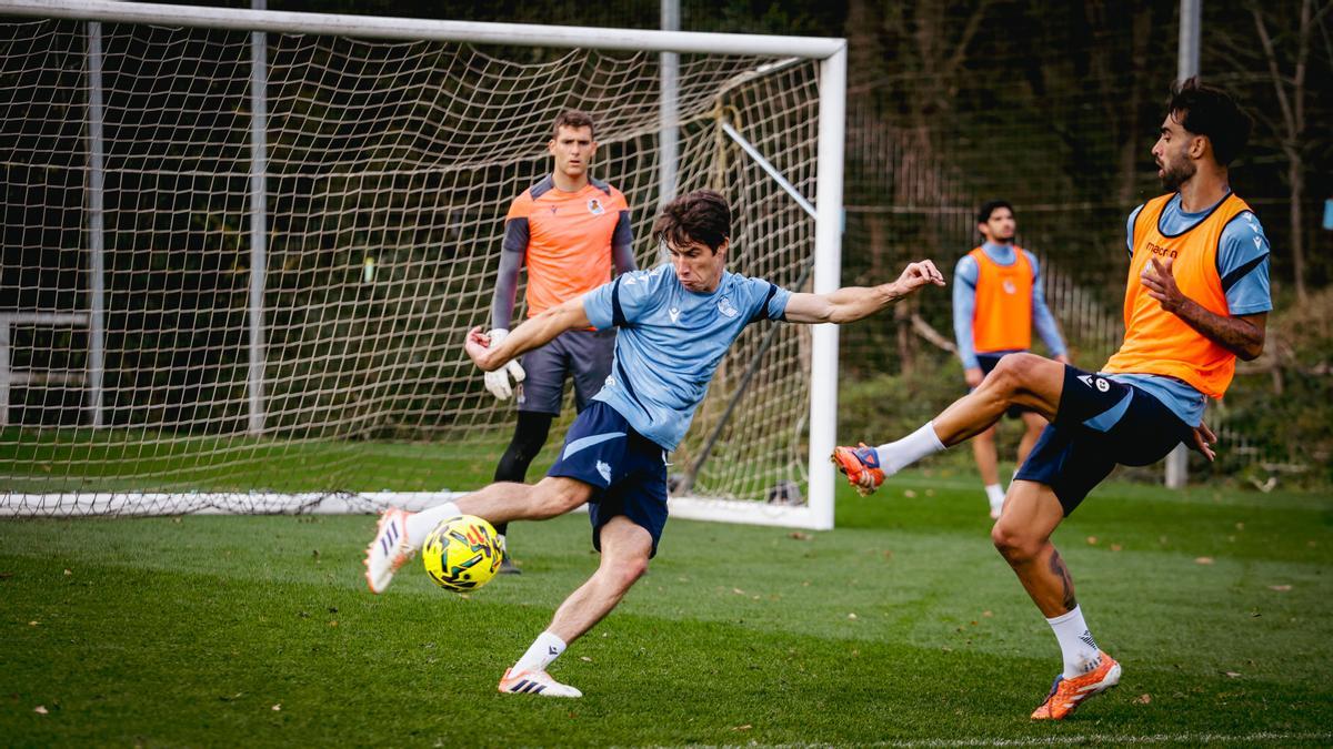 Aritz Elustondo ensaya el disparo ante la oposición de Brais Méndez