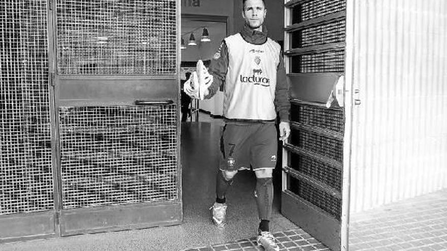 Kike Sola abandona el estadio El Sadar tras un entrenamiento a puerta cerrada para preparar la visita a Granada.