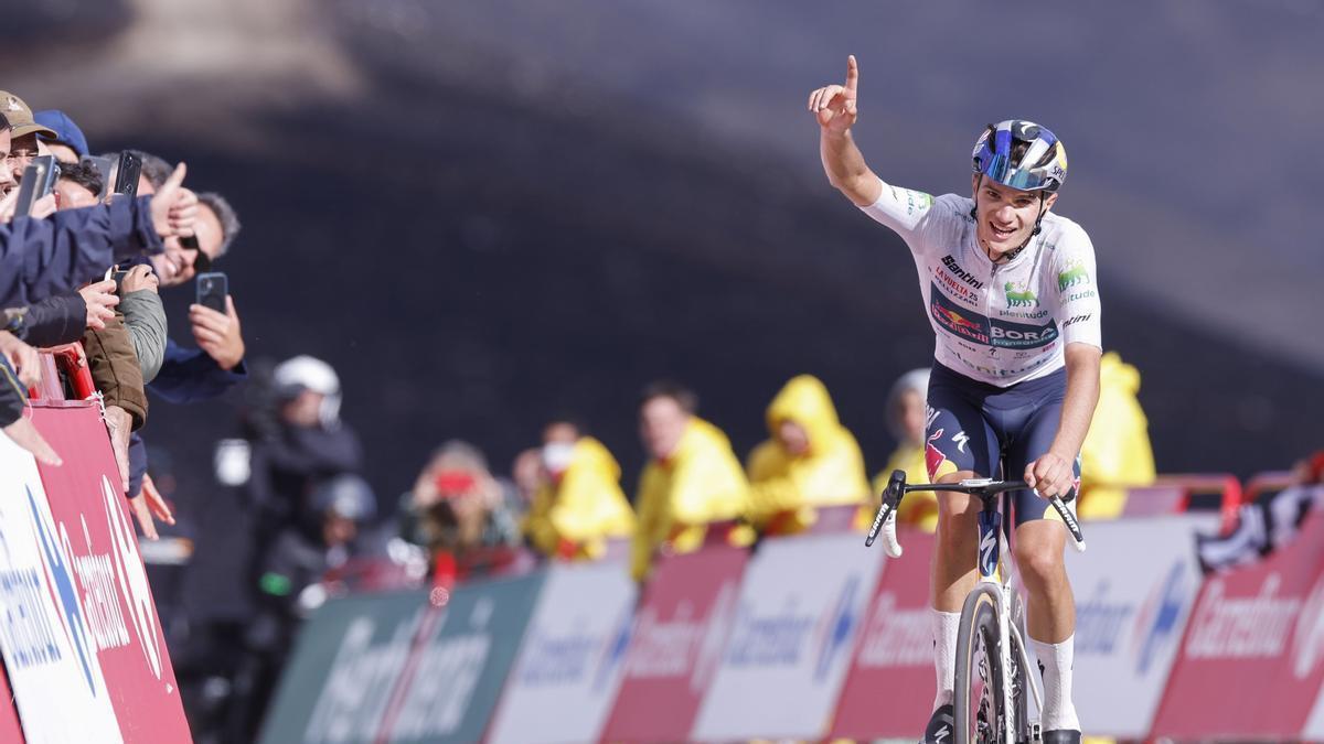 Giulio Pellizzari celebra la victoria de etapa.