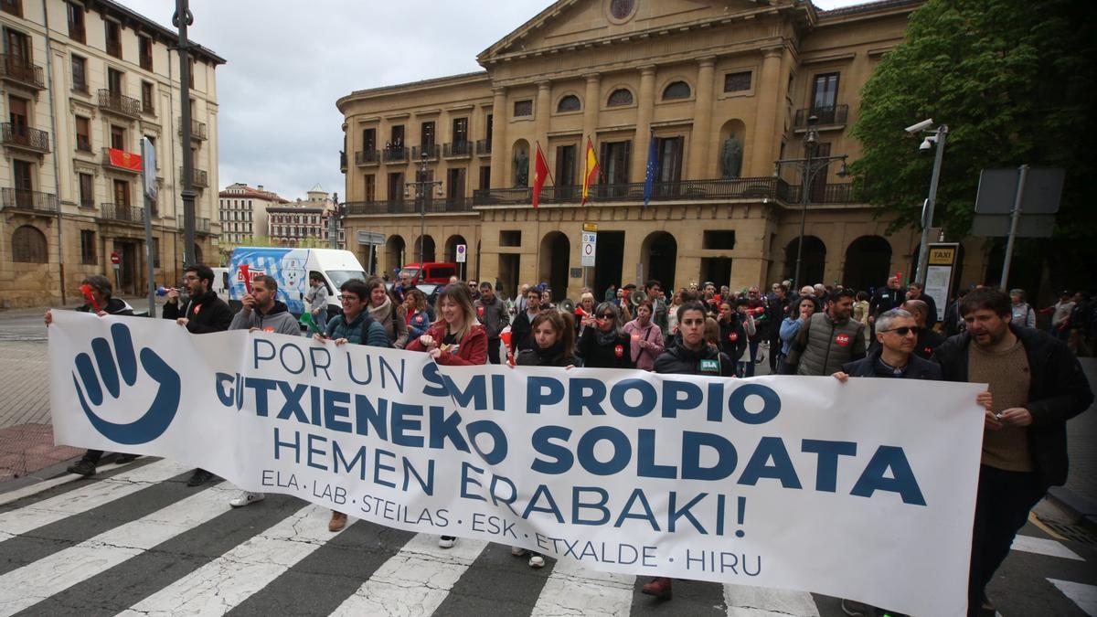 Manifestación de los sindicatos en Pamplona para reclamar un salario mínimo propio