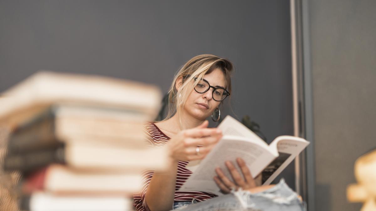 Una persona leyendo.