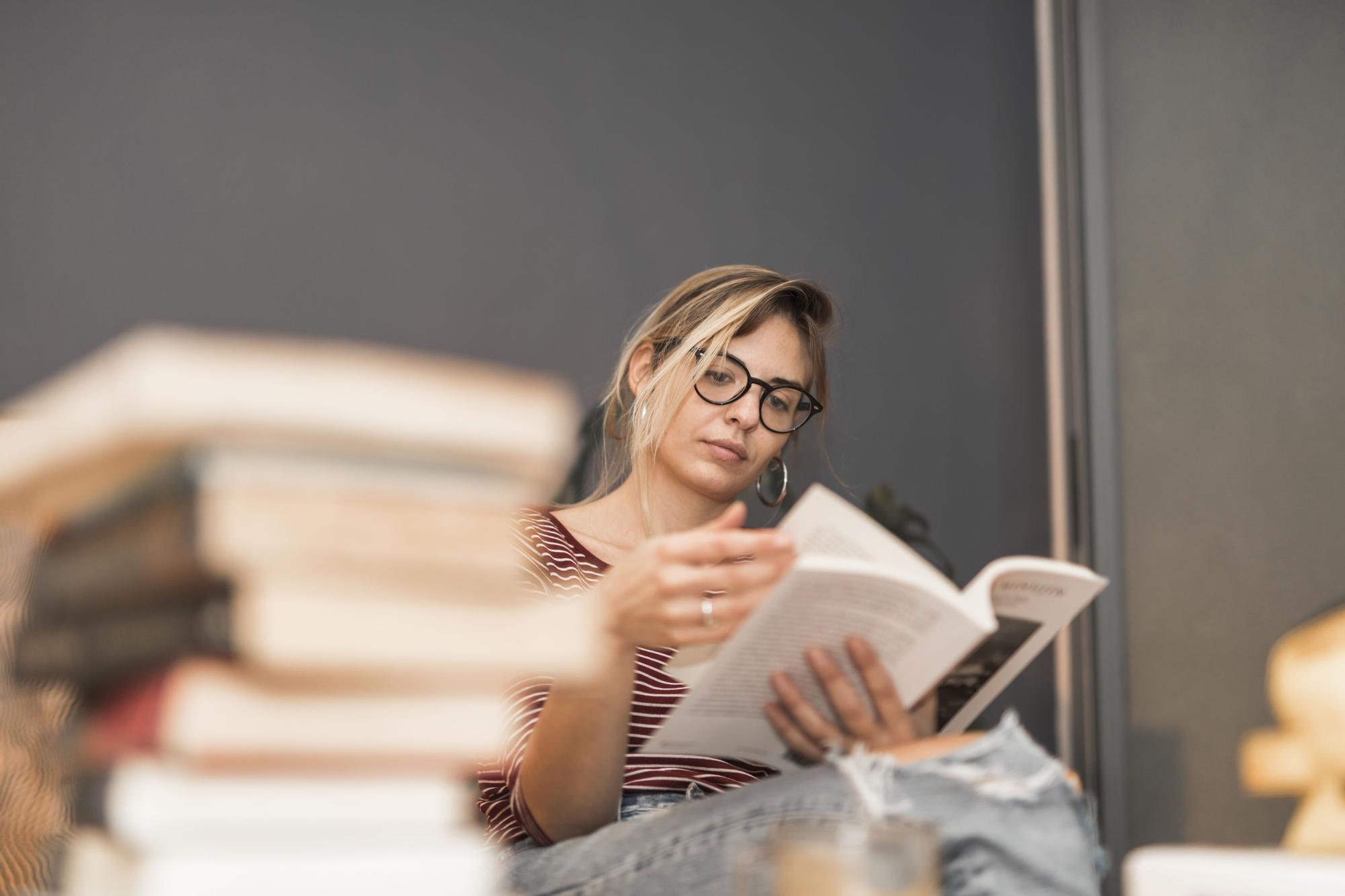 Una persona leyendo.