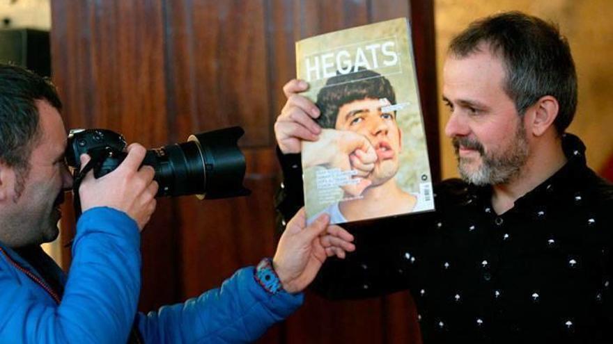 Lander Garro, ‘Hegats’ aldizkariarekin.Argazkia: Javi Colmenero
