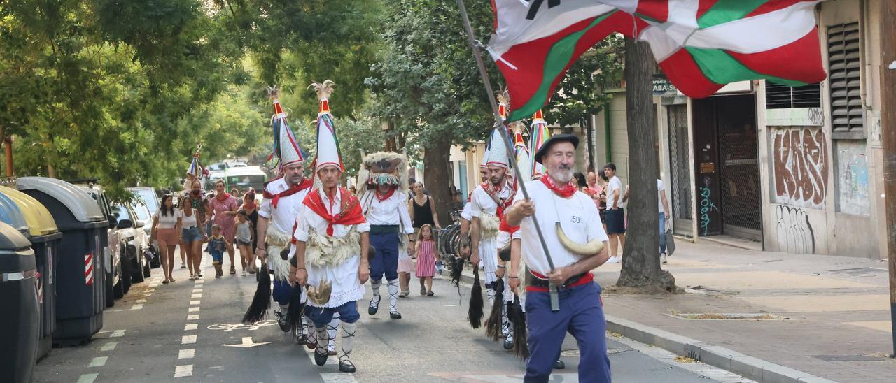 En imágenes: Judimendi celebra sus fiestas con danzas pero sin hogueras