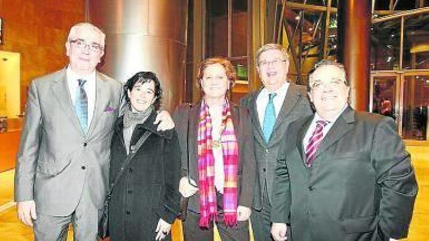 Isidro Elezgarai, Ángela Sanz, Alicia Stuber, Juan Álvarez y Óscar del Hoyo, en el atrio del Museo Guggenheim.