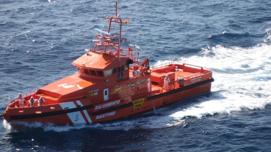 Salvamento Marítimo rescata una patera con 53 personas cerca de Lanzarote
