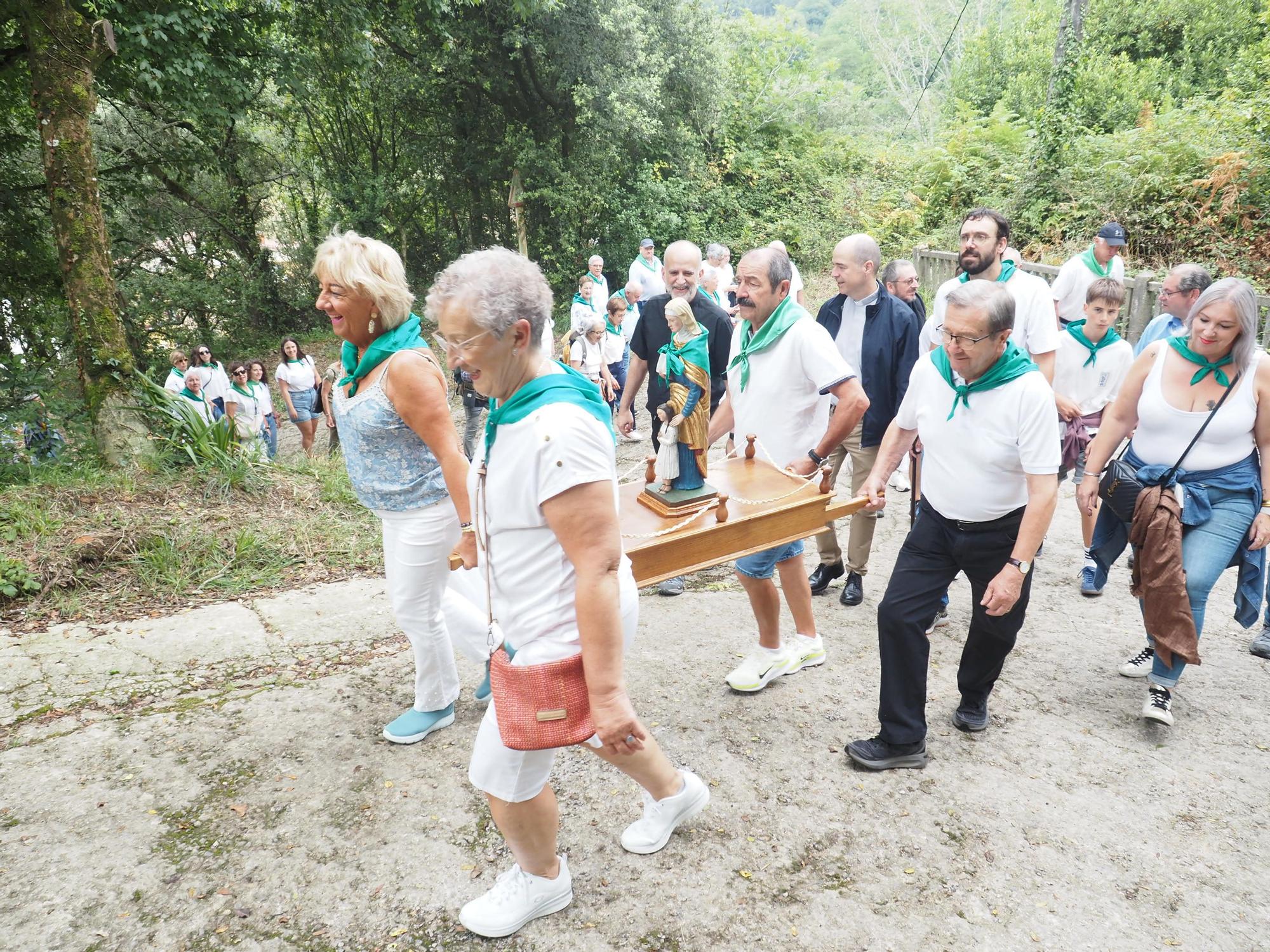 Fiesta en verde y blanco en la ermita de Santa Ana de Mendaro