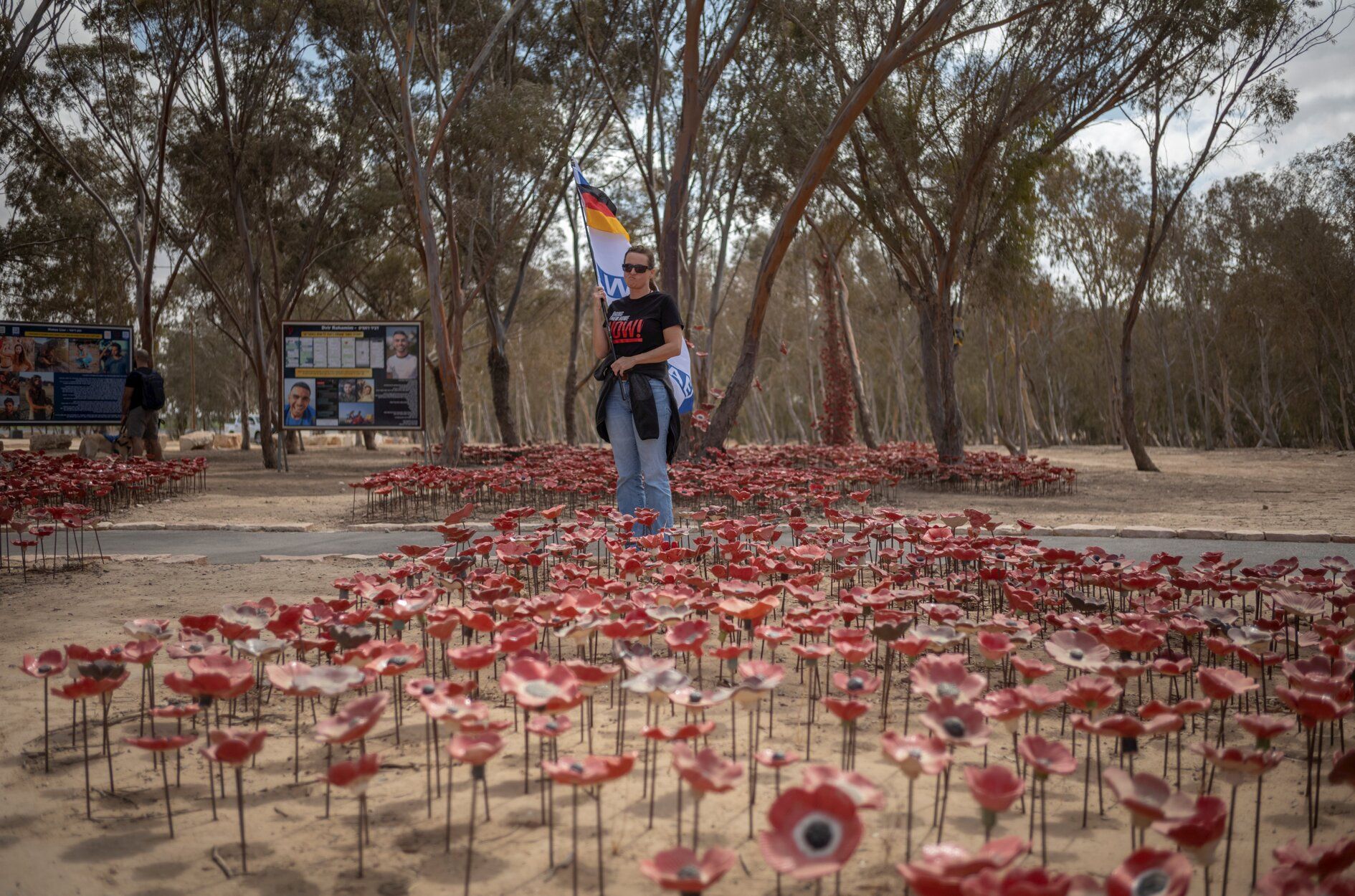 Familias israelíes visitan los monumentos conmemorativos en el recinto del festival de música Nova