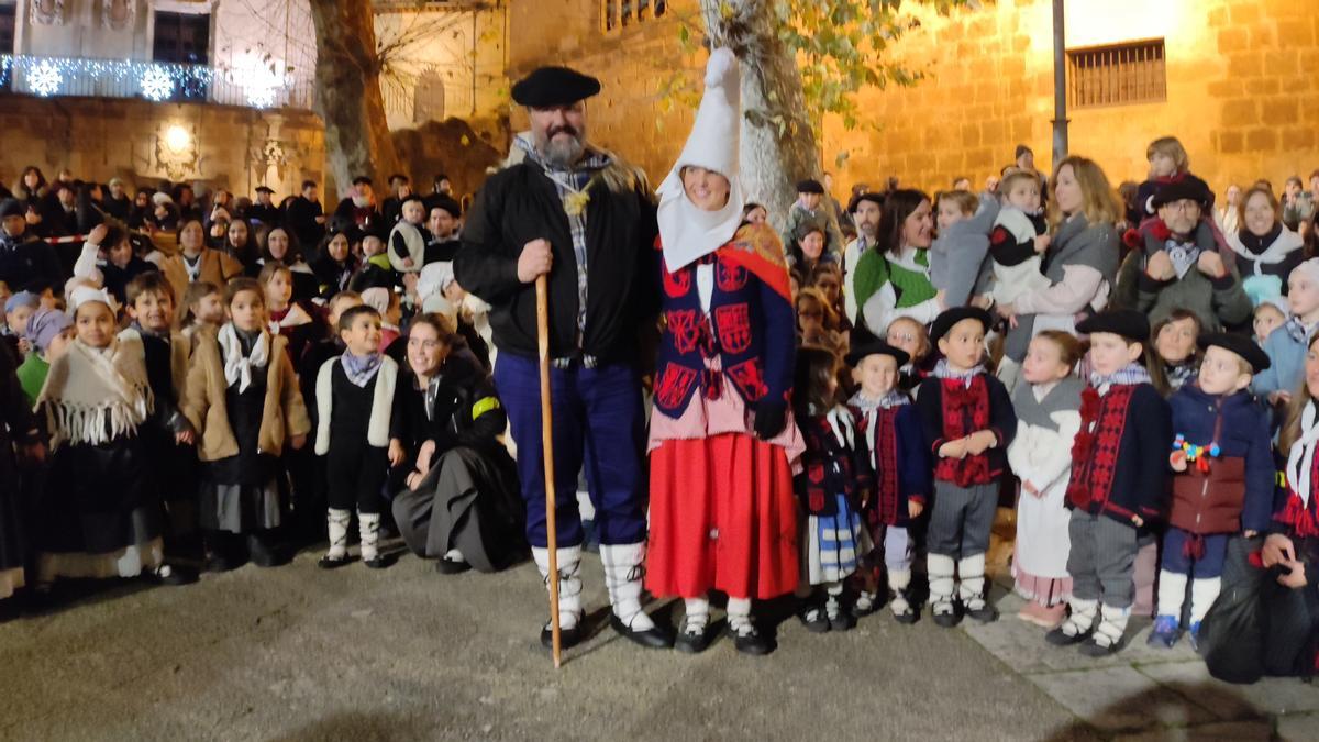 Mari Domingi y Olentzero en la plaza de san Martín, final de su recorrido por las calles de Estella-Lizarra