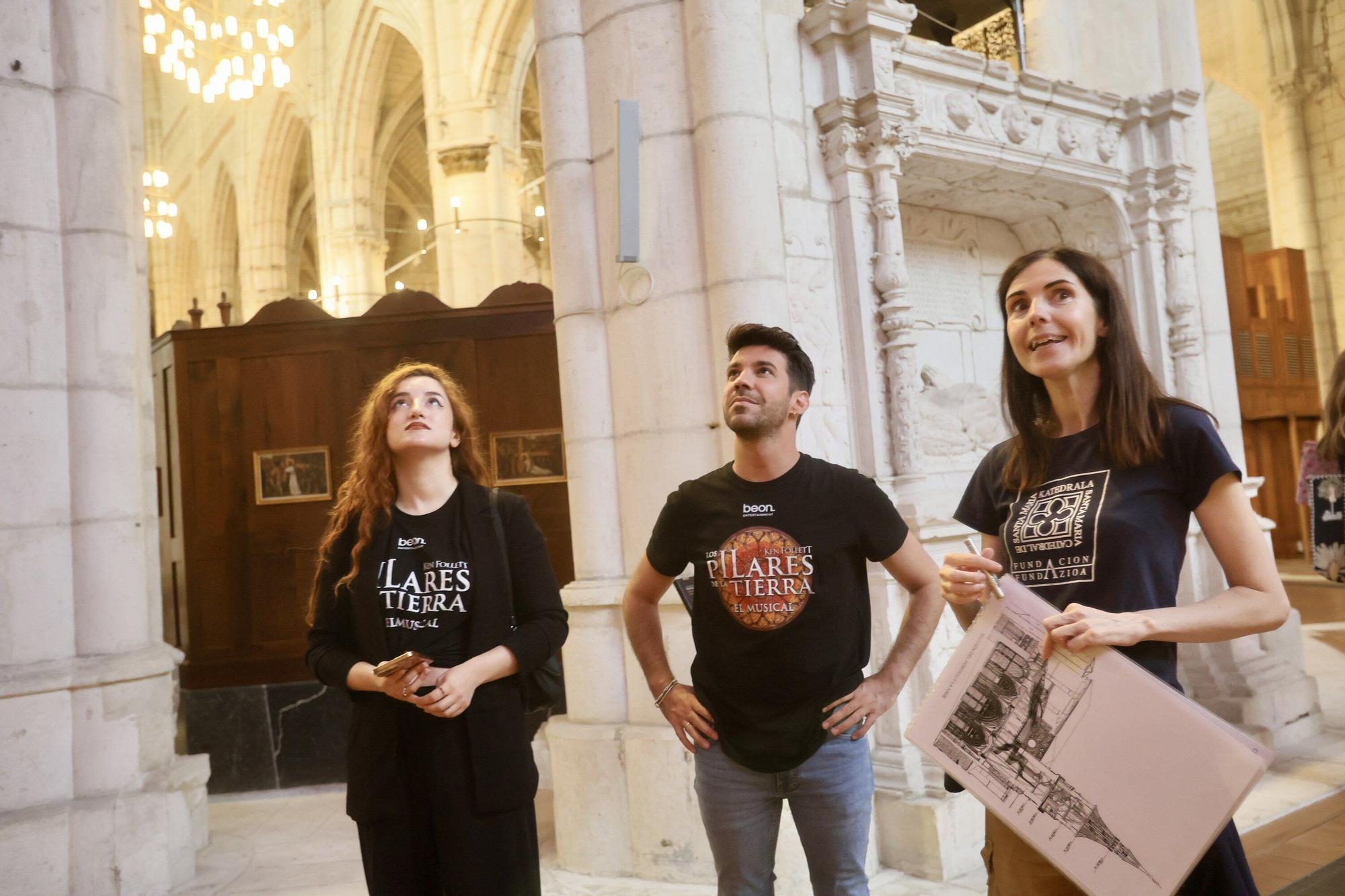 En imágenes: Parte del equipo de 'Los pilares de la Tierra, el musical' visita la Catedral Santa María de Vitoria-Gasteiz