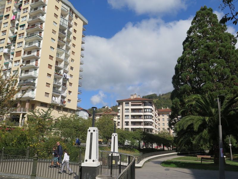 A la izquierda el 'rascacielos' de Urretxu y a la derecha la secuoya de Zumarraga.