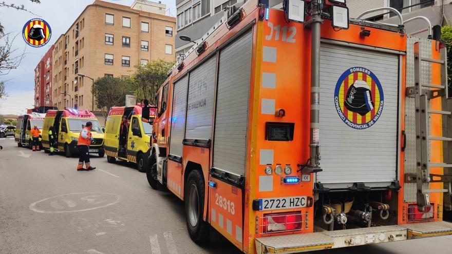 Un incendio en una vivienda de Valencia deja 12 heridos, entre ellos una mujer con quemaduras de segundo grado