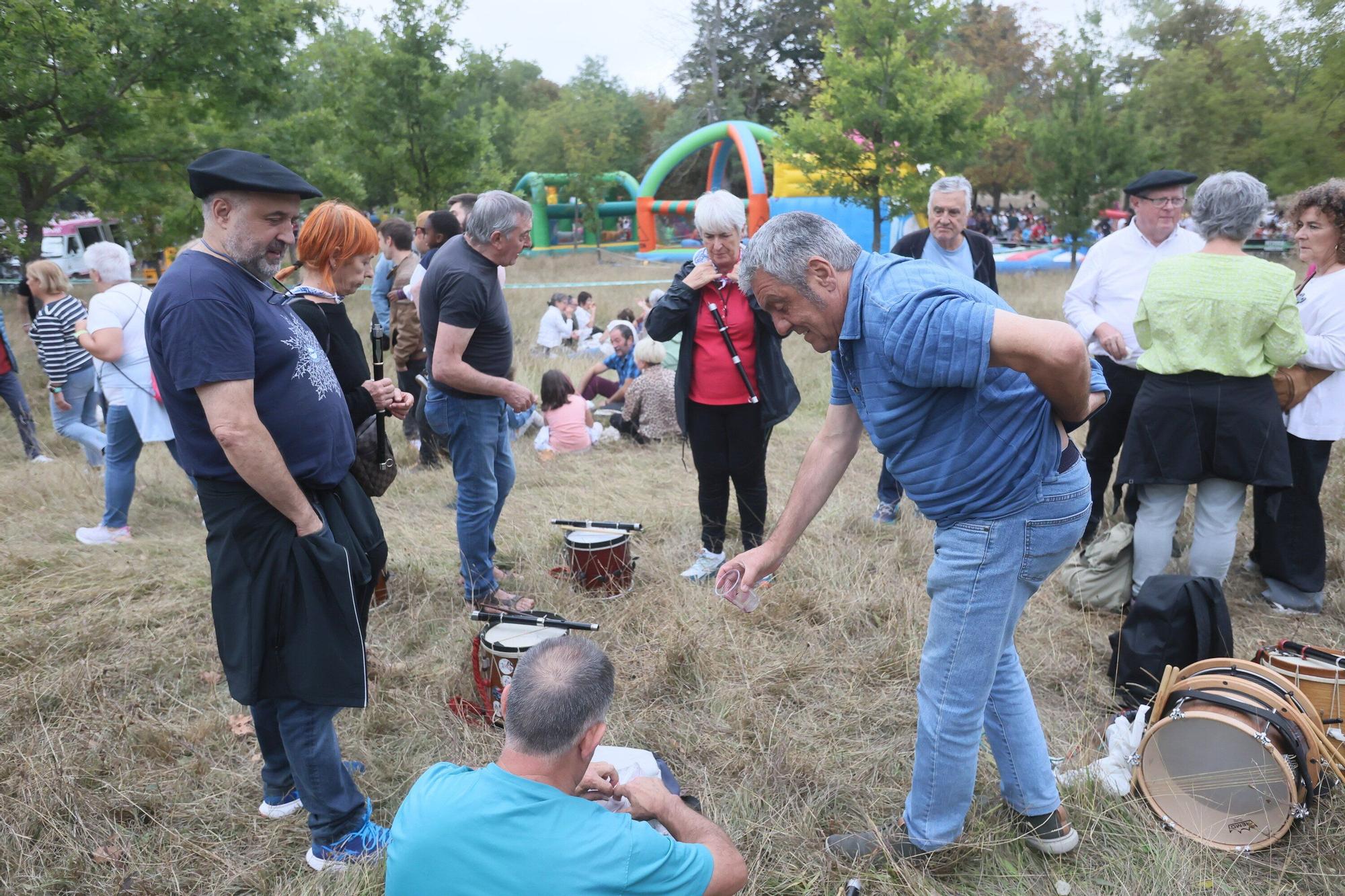 En imágenes: Las campas de Olarizu se llenan de fiesta