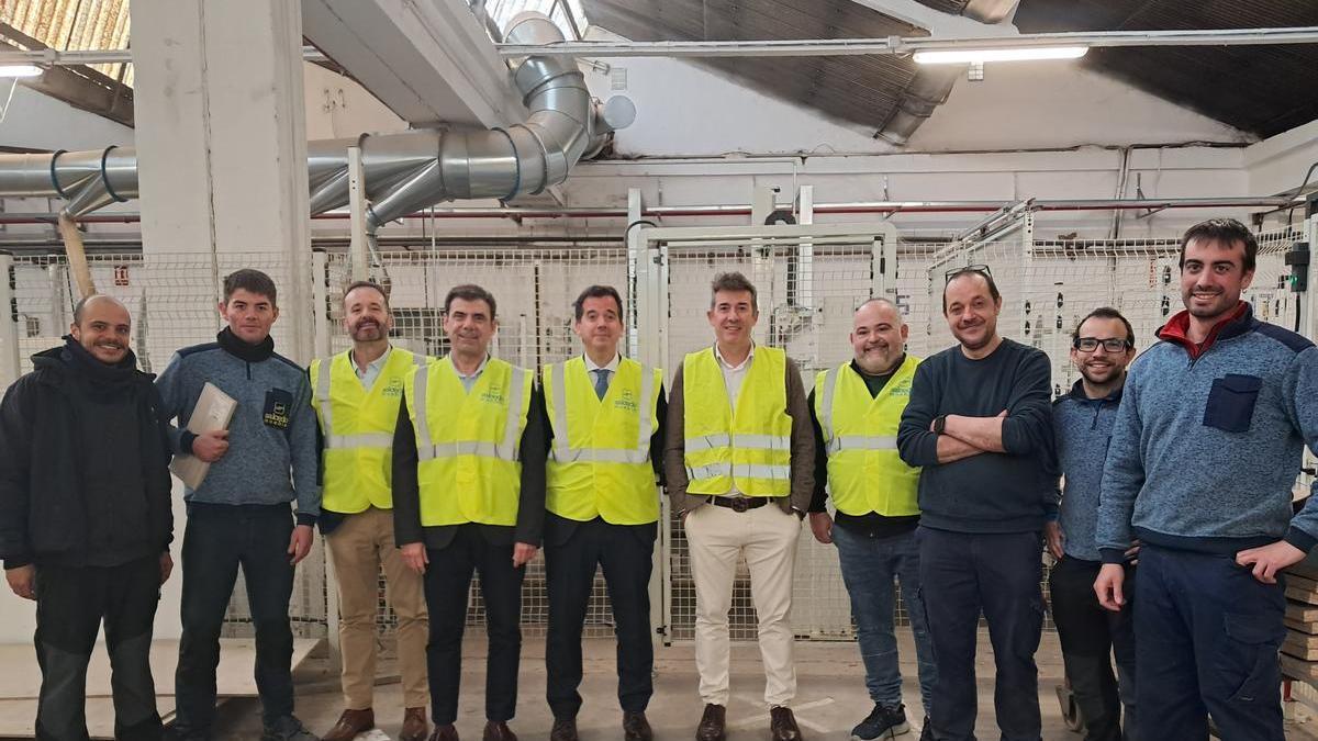 El consejero Irujo y a su derecha el presidente de ANEL, Ignacio Ugalde, y el director general Iñigo Arruti, además de personal de la cooperativa Salcedo Muebles