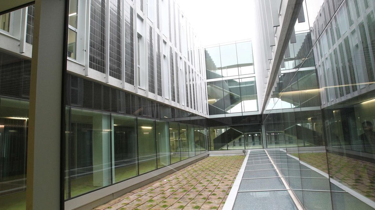 Vista de las instalaciones de la Ciudad de la Música en Mendebaldea (que alberga el Conservatorio Profesional Pablo Sarasate y el Conservatorio Superior). Vista de las instalaciones de la Ciudad de la Música en Mendebaldea (que alberga el Conservatorio Profesional Pablo Sarasate y el Conservatorio Superior).