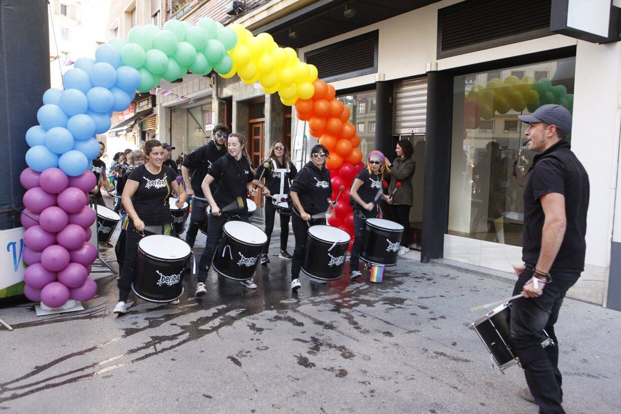 En imágenes: éxito absoluto en la fiesta contra de la LGTBIfobia de la zona Gorbea de Vitoria