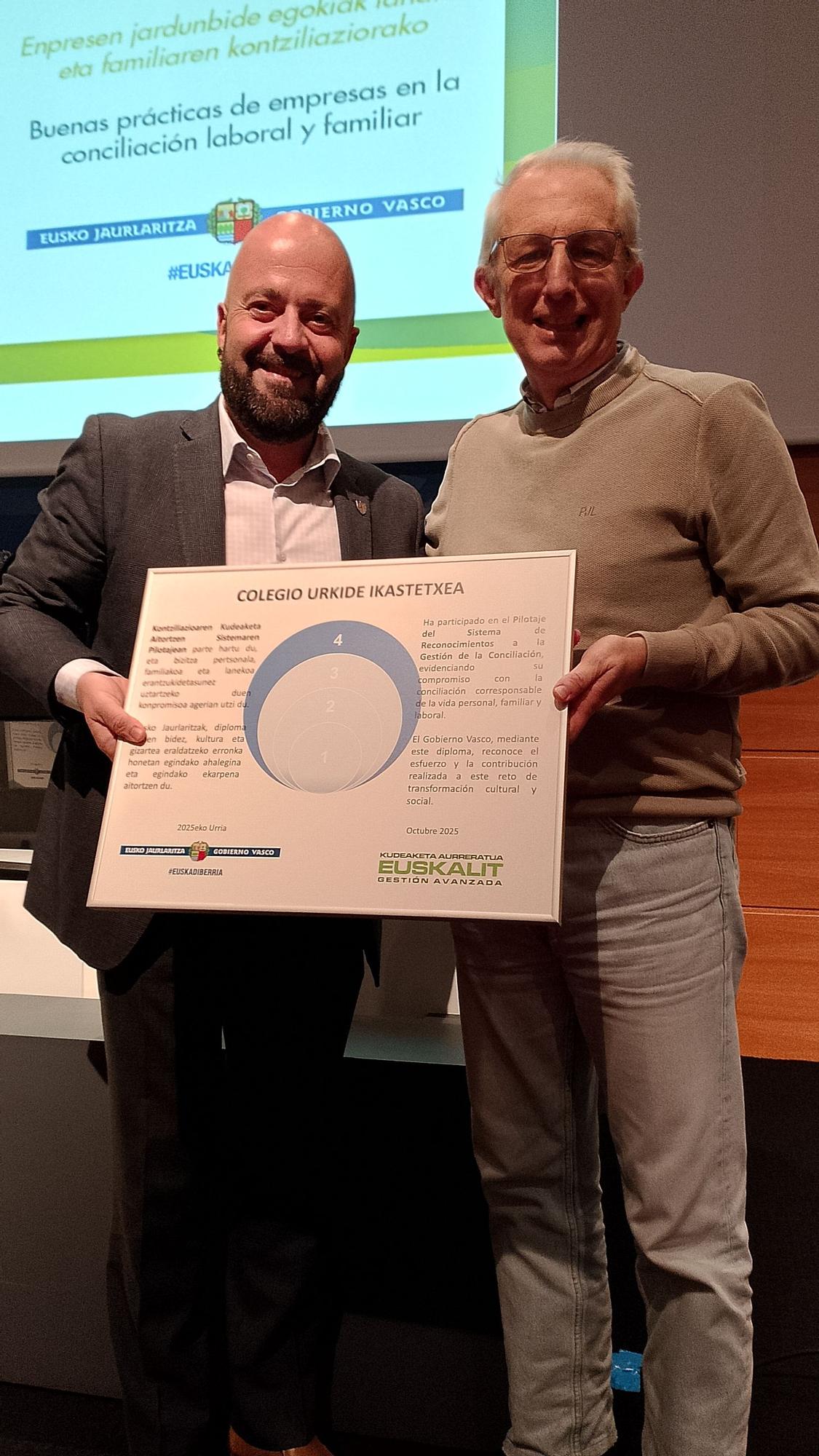 Félix Sáenz de Ugarte (Urkide) recoge el premio del Gobierno Vasco