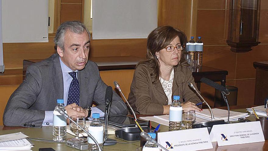 Fotografía facilitada por la Agencia Tributaria del secretario de Estado de Hacienda, Miguel Ferre (i), y la directora general de la Agencia Tributaria, Beatriz Viana, durante la presentación del plan de Control Tributario para 2013.