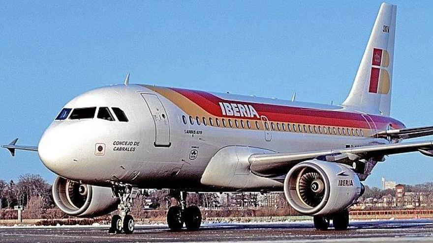 Un avión de Iberia sobre la pista de un aeropuerto.