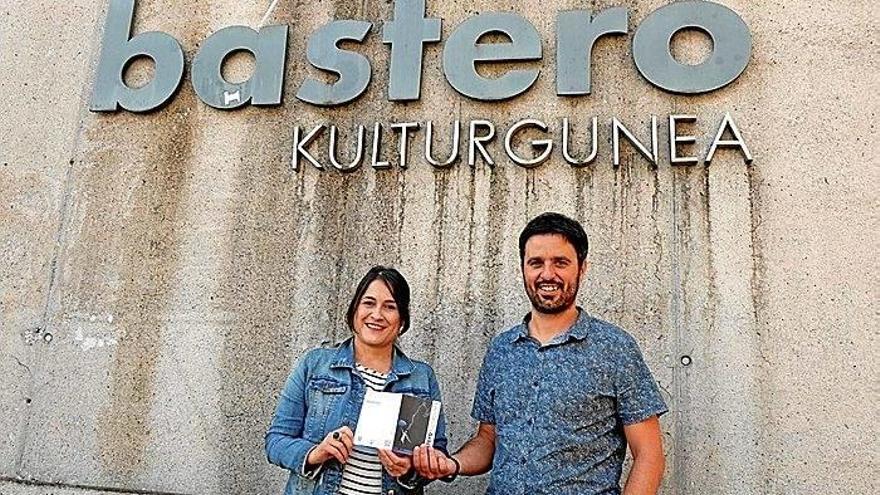 La nueva técnica de Cultura, Laura Landa, y el concejal Jon Zulueta, en el exterior de Bastero.