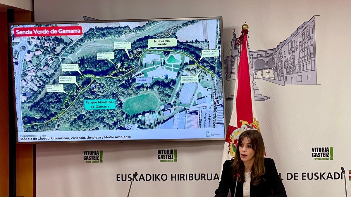 Maider Etxebarria muestra en la pantalla el mapa con la nueva senda verde en Gamarra