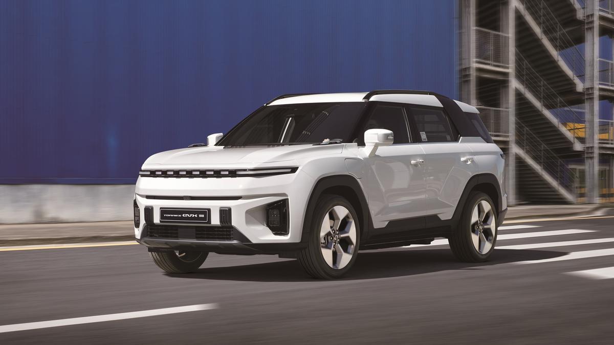 La versión Van del Torres EVX se distingue de la de pasajeros por su configuración interior, con dos plazas y una amplia plataforma para mercancía.