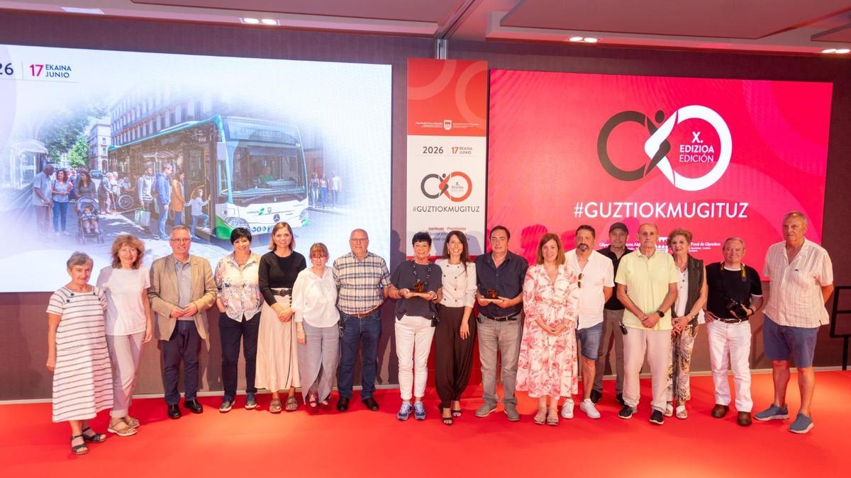 Representantes institucionales, junto a los galardonados en los premios Guztiok Mugituz. / N.G. Representantes institucionales, junto a los galardonados en los premios Guztiok Mugituz. / N.G.