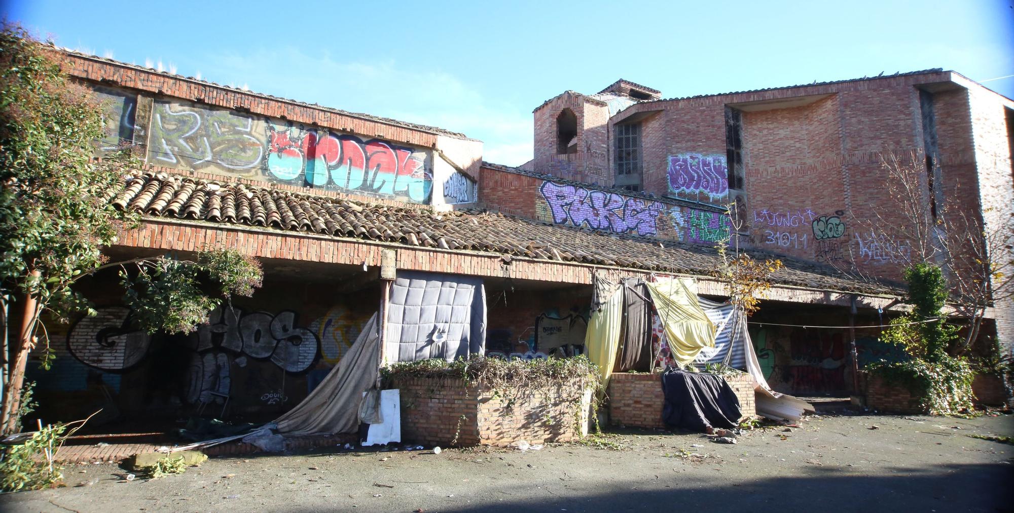 Fotos del antiguo convento de las Agustinas en Aranzadi, en ruinas, donde malviven decenas de personas