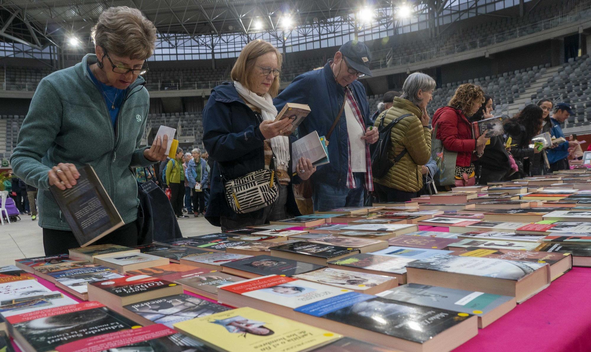 El Iradier, convertido en mercado de trueque de libros