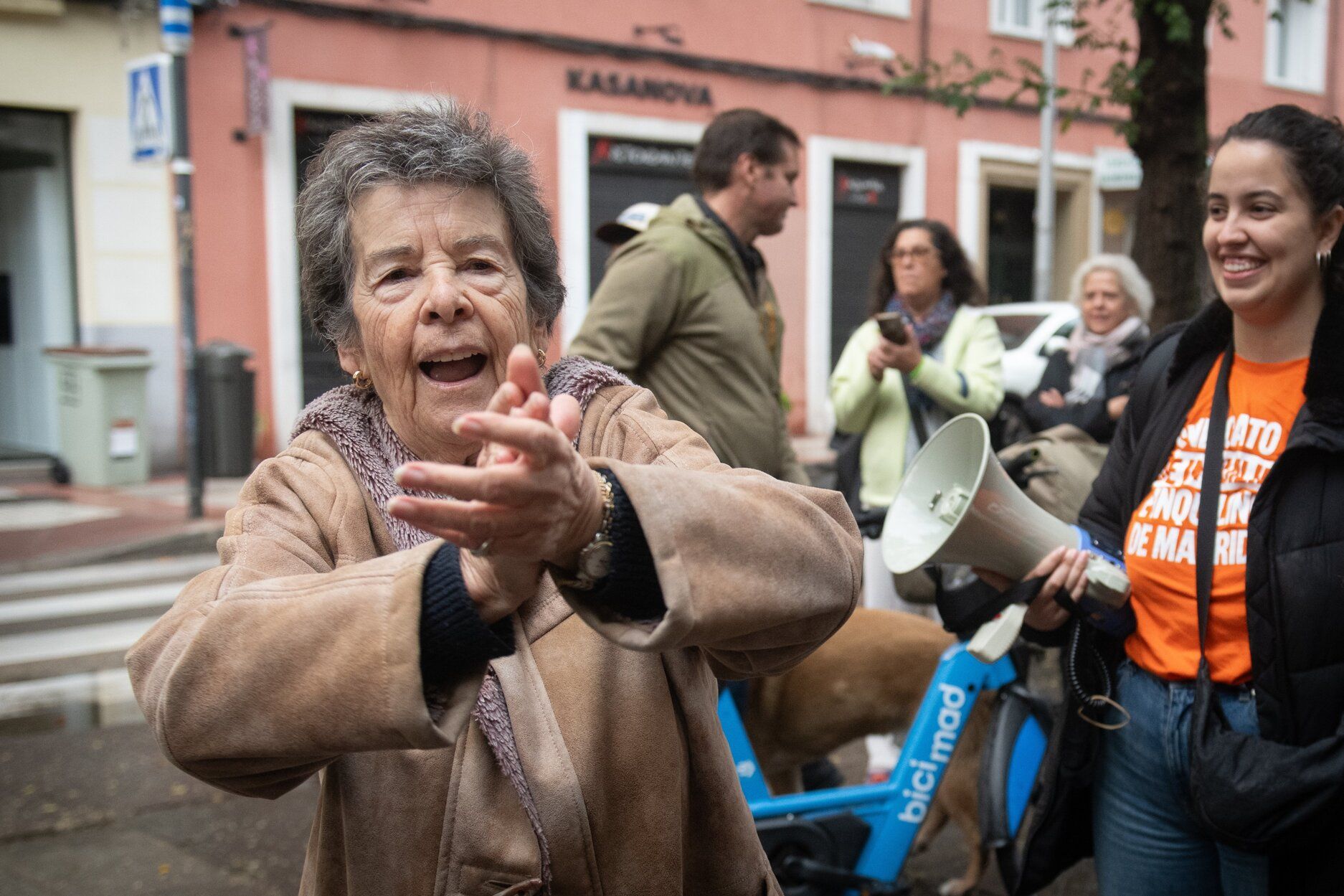 Mari Carmen, de 87 años, logra frenar su desahucio
